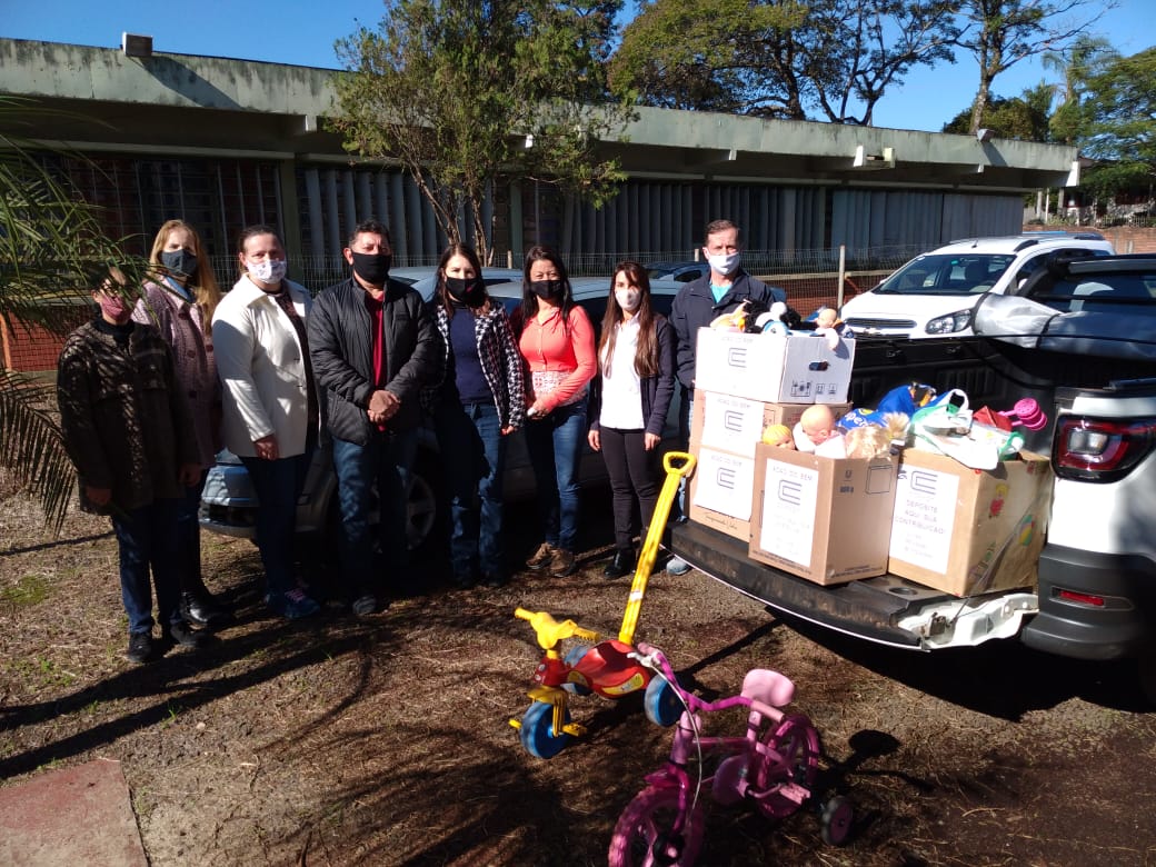 SECRETARIA DE EDUCAÇÃO RECEBE A DOAÇÃO DE LIVROS É BRINQUEDOS 